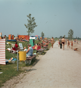 821837 Afbeelding van recreanten op de zonneweide van het strandbad aan de Maarsseveense Plassen te Maarsseveen.